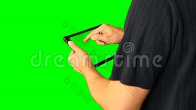 使用绿色<strong>屏幕</strong>平板<strong>电脑</strong>的人在<strong>大屏幕</strong>5上从5倍增加。 铬键绿色<strong>屏幕</strong>。 高清。